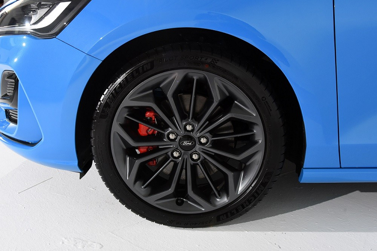 Đáng tiếc là thiết kế bên sườn và phía sau của mẫu xe cỡ C này không thay đổi nhiều. Hãng Ford chỉ bổ sung vành la-zăng và cản sau mới cho xe.