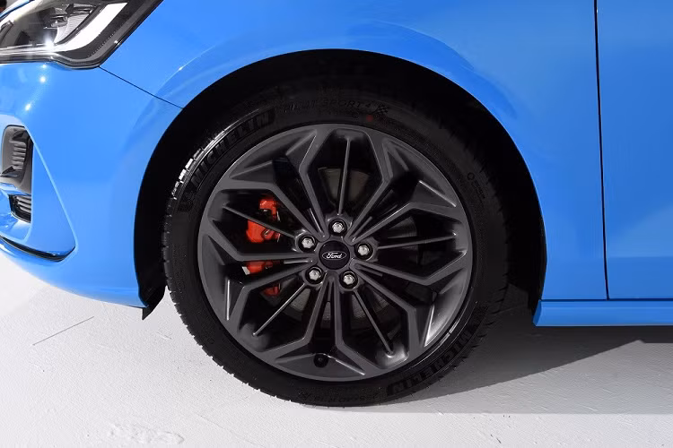 Đáng tiếc là thiết kế bên sườn và phía sau của mẫu xe cỡ C này không thay đổi nhiều. Hãng Ford chỉ bổ sung vành la-zăng và cản sau mới cho xe.