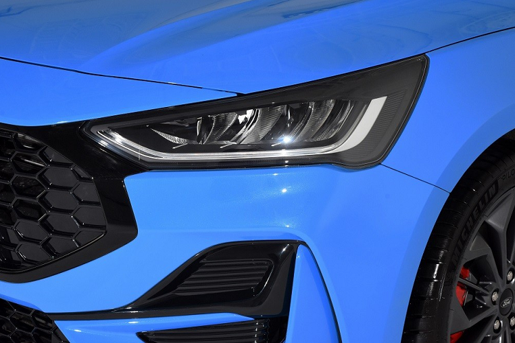 Đội ngũ đứng đằng sau diện mạo mới của Focus 2022 chính là Trung tâm Thiết kế của Ford Trung Quốc, đặt tại thành phố Thượng Hải. Tương tự các mẫu xe cùng thương hiệu như Mondeo, Evos, Equator hay Equator Sport, Focus 2022 cũng được áp dụng ngôn ngữ thiết kế mới nhất của thương hiệu Ford. Điều này được thể hiện rõ qua thiết kế đầu xe.