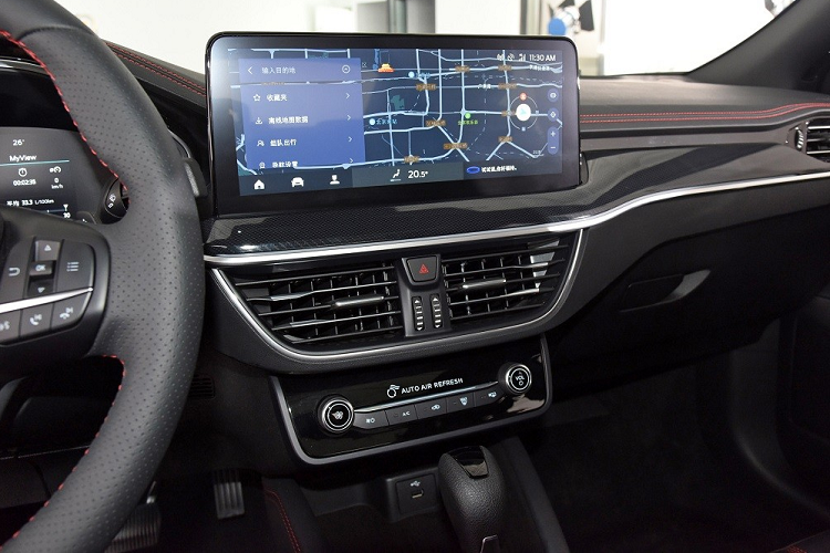 Ở phiên bản ST Line, xe sẽ dùng vành hợp kim 18 inch, nằm trong lốp Michelin PS4 với kích thước 235/40 R18, và 2 ống xả hình tròn nằm bên phải. Trong khi đó, phiên bản S Edition đi kèm bộ vành cá nhân hóa hơn, cánh gió đuôi màu đen và họa tiết trang trí riêng trên thân xe