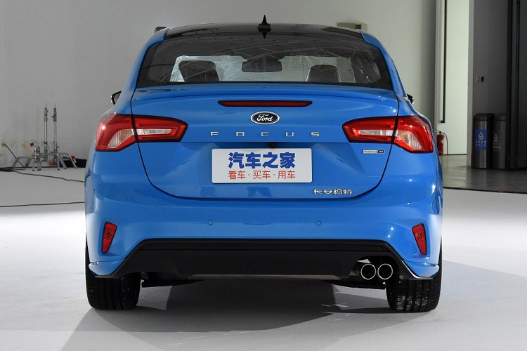 Hiện giá xe Ford Focus 2022 mới vẫn chưa được công bố. Tuy nhiên, với những thay đổi kể trên, đặc biệt là động cơ, Ford Focus 2022 hứa hẹn sẽ thêm hấp dẫn trong mắt khách hàng Trung Quốc. Trước đây, xe bị "ghẻ lạnh" vì sử dụng động cơ xăng 3 xi-lanh vốn không được ưa chuộng tại quốc gia tỷ dân này.