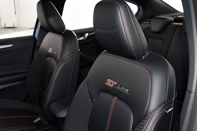 Theo đó, xe được trang bị bảng đồng hồ kỹ thuật số với màn hình LCD 8 inch sau vô lăng, màn hình cảm ứng 12,3 inch phục vụ hệ thống thông tin giải trí SYNC 4 và hệ thống âm thanh Bang &amp; Olufsen. Không chỉ tiện nghi, Ford Focus mới còn an toàn hơn với hệ thống hỗ trợ lái bán tự động cấp độ 2.