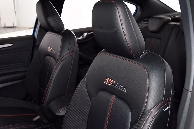 Theo đó, xe được trang bị bảng đồng hồ kỹ thuật số với màn hình LCD 8 inch sau vô lăng, màn hình cảm ứng 12,3 inch phục vụ hệ thống thông tin giải trí SYNC 4 và hệ thống âm thanh Bang &amp; Olufsen. Không chỉ tiện nghi, Ford Focus mới còn an toàn hơn với hệ thống hỗ trợ lái bán tự động cấp độ 2.