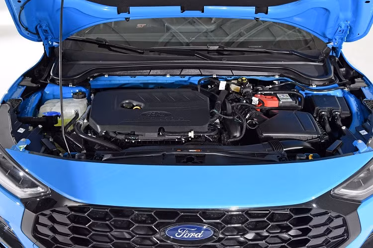 Nằm bên dưới nắp ca-pô của mẫu xe hạng C này là động cơ xăng 4 xi-lanh, tăng áp, dung tích 1.5L mới, tạo ra công suất tối đa 177 mã lực và mô-men xoắn cực đại 243 Nm. Động cơ kết hợp với hộp số tự động 6 cấp, cho phép xe tăng tốc từ 0-100 km/h trong thời gian 7,9 giây. Ngoài ra, xe còn có 3 chế độ lái là Tiêu chuẩn, Tiết kiệm và Thể thao.