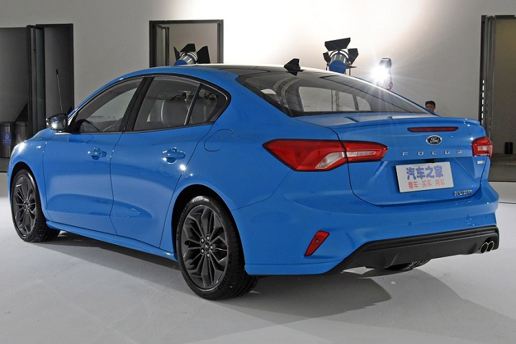 Khi nhìn trực diện đầu xe, chúng ta sẽ bắt gặp lưới tản nhiệt hình bát giác cỡ lớn với mắt lưới hình tổ ong sơn màu đen. Lưới tản nhiệt giờ đây nối liền với cụm đèn pha sắc sảo ở hai bên thay vì tách riêng như trước. Tiếp đến là hốc gió trung tâm hình thang với mắt lưới hình tổ ong tương tự lưới tản nhiệt, cản trước và khe gió mới ở hai góc đầu xe.