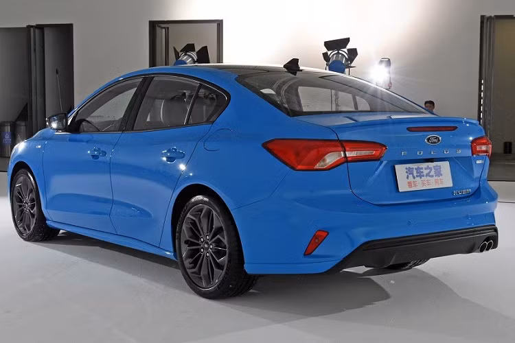 Khi nhìn trực diện đầu xe, chúng ta sẽ bắt gặp lưới tản nhiệt hình bát giác cỡ lớn với mắt lưới hình tổ ong sơn màu đen. Lưới tản nhiệt giờ đây nối liền với cụm đèn pha sắc sảo ở hai bên thay vì tách riêng như trước. Tiếp đến là hốc gió trung tâm hình thang với mắt lưới hình tổ ong tương tự lưới tản nhiệt, cản trước và khe gió mới ở hai góc đầu xe.