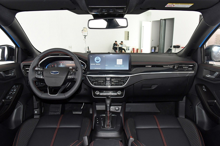 Ở phiên bản ST Line, xe có thêm logo thêu trên ghế.Không để người tiêu dùng thất vọng, hãng Ford đã thay đổi đáng kể về trang bị nội thất của Focus 2022.