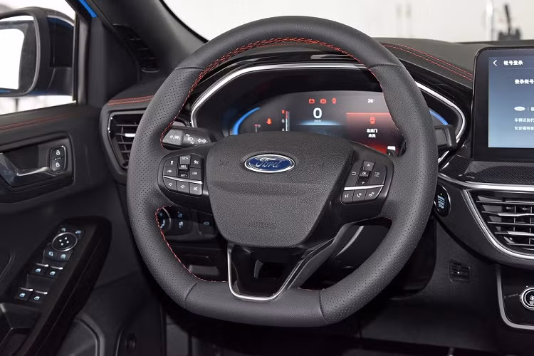 Bên trong Ford Focus 2022 là không gian nội thất có 3 cách phối màu, bao gồm đen tuyền, đen - cam và đen - đỏ. Trong đó, vô lăng, cần số, cụm điều khiển trung tâm và ghế đều được bọc da, trang trí bằng chỉ khâu màu đỏ nhằm tăng vẻ thể thao.