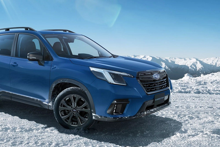 Dù sơn màu gì, Subaru Forester XT-Edition đều có những điểm nhấn màu đen xung quanh thân xe như lưới tản nhiệt, ốp gương ngoại thất, cản trước/sau, cánh gió mui và baga nóc. Bên cạnh đó là bộ vành nhôm có đường kính 18 inch và sơn màu tối. Tương tự ngoại thất, nội thất của Subaru Forester XT-Edition cũng được áp dụng tông màu tối.