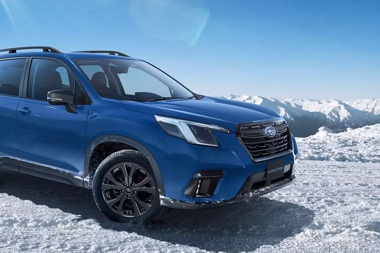 Dù sơn màu gì, Subaru Forester XT-Edition đều có những điểm nhấn màu đen xung quanh thân xe như lưới tản nhiệt, ốp gương ngoại thất, cản trước/sau, cánh gió mui và baga nóc. Bên cạnh đó là bộ vành nhôm có đường kính 18 inch và sơn màu tối. Tương tự ngoại thất, nội thất của Subaru Forester XT-Edition cũng được áp dụng tông màu tối.