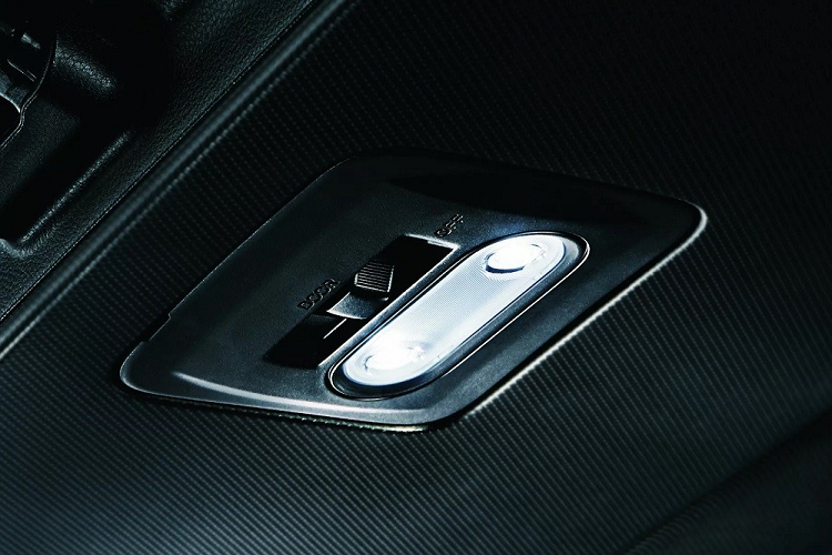 Ngoài ra, hãng Subaru còn nâng cấp hệ thống đèn bên trong Forester XT-Edition bằng đèn LED. Trong khi đó, sàn khoang hành lý được bọc bằng chất liệu chống thấm nước đa dụng. Có một điều kỳ lạ là Subaru Forester XT-Edition không hề có màn hình cảm ứng trung tâm. Ở vị trí đặt màn hình là ốp bằng nhựa màu đen và một ngăn chứa đồ nhỏ.