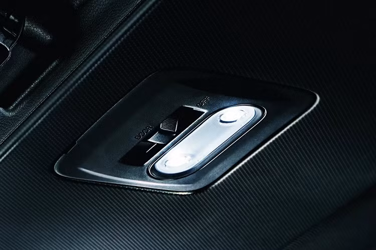 Ngoài ra, hãng Subaru còn nâng cấp hệ thống đèn bên trong Forester XT-Edition bằng đèn LED. Trong khi đó, sàn khoang hành lý được bọc bằng chất liệu chống thấm nước đa dụng. Có một điều kỳ lạ là Subaru Forester XT-Edition không hề có màn hình cảm ứng trung tâm. Ở vị trí đặt màn hình là ốp bằng nhựa màu đen và một ngăn chứa đồ nhỏ.