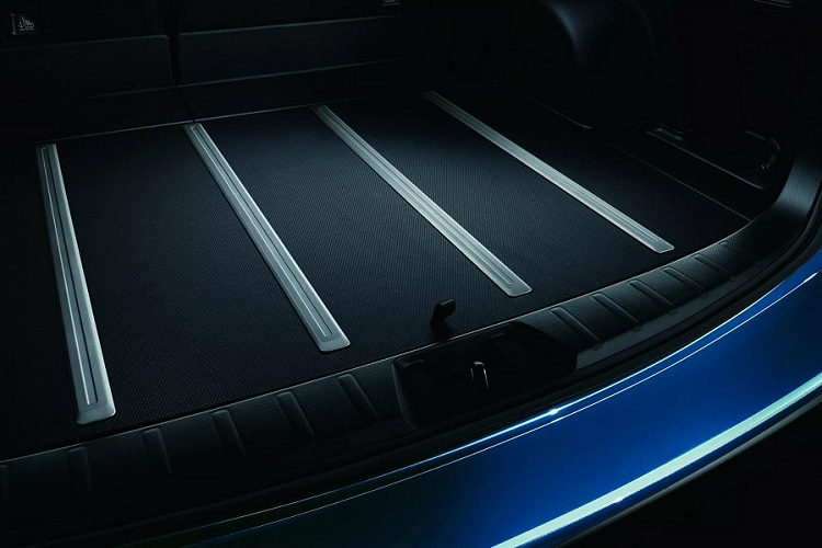 Phía trên là một màn hình nhỏ để hiển thị các thông tin khác. Trong khi đó, phía sau vô lăng là bảng đồng hồ analog với màn hình đa thông tin ở giữa. Bù lại, Subaru Forester XT-Edition vẫn có gương chiếu hậu điện tử và gói công nghệ an toàn chủ động EyeSight.