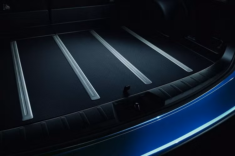 Phía trên là một màn hình nhỏ để hiển thị các thông tin khác. Trong khi đó, phía sau vô lăng là bảng đồng hồ analog với màn hình đa thông tin ở giữa. Bù lại, Subaru Forester XT-Edition vẫn có gương chiếu hậu điện tử và gói công nghệ an toàn chủ động EyeSight.