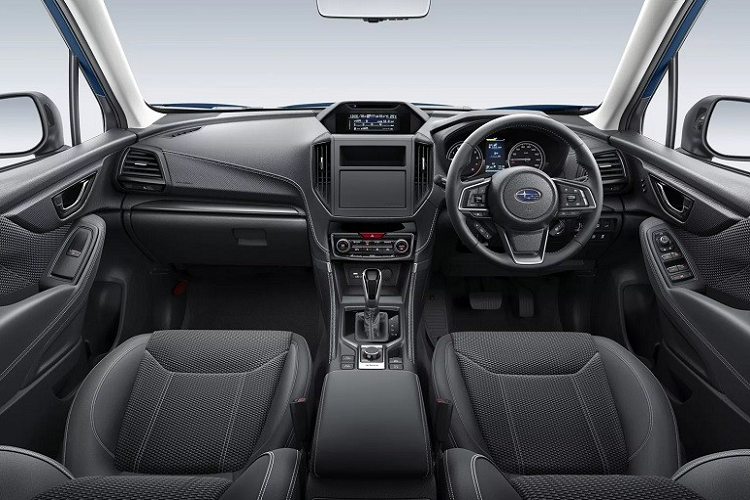 Trong đó, ghế được bọc bằng chất liệu nỉ pha da tổng hợp màu đen và không thấm nước, đi kèm chỉ khâu màu bạc tương phản. Tiếp đến là cụm điều khiển trung tâm được trang trí bằng những điểm nhấn màu bạc. Riêng mặt táp-lô lại có những chi tiết ốp kim loại màu xám nòng súng.