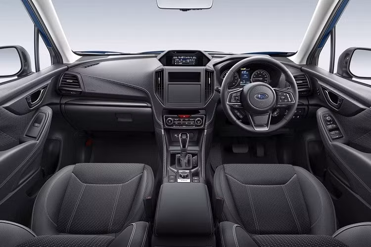 Trong đó, ghế được bọc bằng chất liệu nỉ pha da tổng hợp màu đen và không thấm nước, đi kèm chỉ khâu màu bạc tương phản. Tiếp đến là cụm điều khiển trung tâm được trang trí bằng những điểm nhấn màu bạc. Riêng mặt táp-lô lại có những chi tiết ốp kim loại màu xám nòng súng.