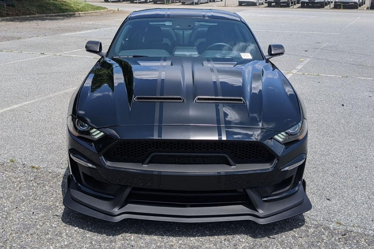  Shelby Super Snake 2021 mới, 1 siêu phẩm trong dòng "rắn hổ mang" đã được Shelby cho ra đời để phục vụ các đại gia thích tốc độ. Hiện không rõ chiếc xe thể thao đầy mạnh mẽ Shelby Super Snake được mang về dải đất hình chữ S khi nào nhưng sự có mặt của "siêu rắn" Shelby Super Snake này hứa hẹn sẽ giúp không ít người sưu tập hay các dân chơi sành xe xuống tiền để mua về.