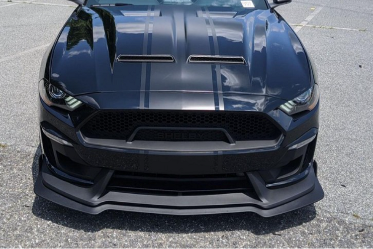 Super Snake được trang bị bộ siêu nạp và điều chỉnh đặc biệt để mang lại hiệu suất tối đa trên đường phố và đường đua với công suất 825 mã lực khi khách hàng chọn gói cao nhất supercharger tăng cường hoặc là 715 mã lực tiêu chuẩn. Dù gói nào thì xe vẫn luôn được làm mát bằng hệ thống Shelby Extreme, ngăn chặn quá trình nhiệt độ cao, duy trì hiệu suất. Động cơ V8, dung tích 5.0 lít, tăng áp này đã giúp cho Shelby Super Snake khởi động quá trình đua nước rút từ vị trí xuất phát lên 100 km/h chỉ 3,5 giây.