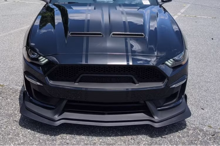 Super Snake được trang bị bộ siêu nạp và điều chỉnh đặc biệt để mang lại hiệu suất tối đa trên đường phố và đường đua với công suất 825 mã lực khi khách hàng chọn gói cao nhất supercharger tăng cường hoặc là 715 mã lực tiêu chuẩn. Dù gói nào thì xe vẫn luôn được làm mát bằng hệ thống Shelby Extreme, ngăn chặn quá trình nhiệt độ cao, duy trì hiệu suất. Động cơ V8, dung tích 5.0 lít, tăng áp này đã giúp cho Shelby Super Snake khởi động quá trình đua nước rút từ vị trí xuất phát lên 100 km/h chỉ 3,5 giây.