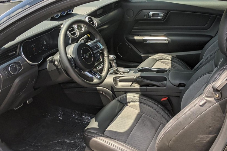 Lưới tản nhiệt xe vẫn là 2 tầng nhưng phía trên có tích hợp thêm một ngăn riêng để đặt vào đó dòng chữ Shelby, như ngầm khẳng định đây là vua của xe Ford Mustang. Nếu bạn tìm kiếm hình ảnh chú rắn hổ mang quen thuộc trên các dòng xe Ford Mustang Shelby ở trước đầu xe và phía đuôi sẽ không thấy trên Shelby Super Snake, thay vào đó, 1 cặp rắn hổ mang sẽ xuất hiện bên hông ở sau vòm bánh xe trước và phía sau cửa sổ phụ, ngoài ra là huy hiệu Super Snake.