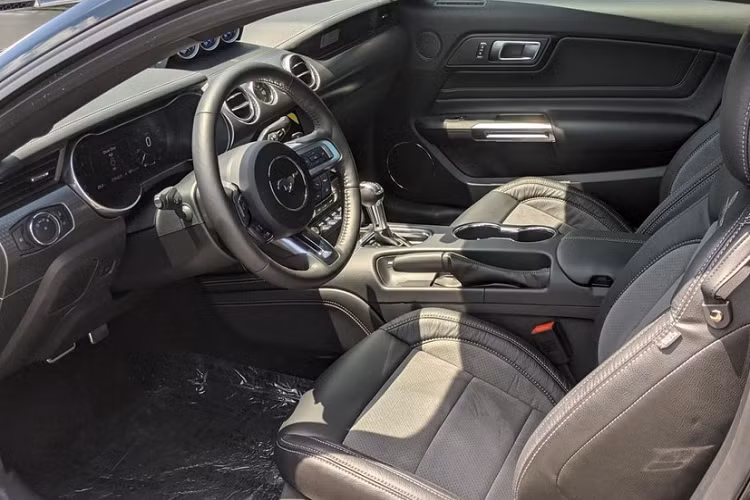 Lưới tản nhiệt xe vẫn là 2 tầng nhưng phía trên có tích hợp thêm một ngăn riêng để đặt vào đó dòng chữ Shelby, như ngầm khẳng định đây là vua của xe Ford Mustang. Nếu bạn tìm kiếm hình ảnh chú rắn hổ mang quen thuộc trên các dòng xe Ford Mustang Shelby ở trước đầu xe và phía đuôi sẽ không thấy trên Shelby Super Snake, thay vào đó, 1 cặp rắn hổ mang sẽ xuất hiện bên hông ở sau vòm bánh xe trước và phía sau cửa sổ phụ, ngoài ra là huy hiệu Super Snake.