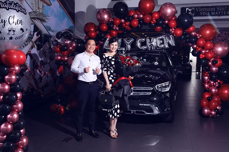 Mercedes-Benz GLC 200 của Lily Chen được trang bị động cơ xăng 4 xi-lanh, dung tích 2.0L, cho công suất tối đa 197 mã lực và mô-men xoắn cực đại lên tới 320 Nm, trang bị hộp số vẫn là loại tự động 9 cấp. Dòng xe Mercedes-Benz GLC 200 chỉ được trang bị dẫn động cầu sau còn phiên bản đắt tiền hơn là GLC 200 4Matic dùng hệ dẫn động 4 bánh.