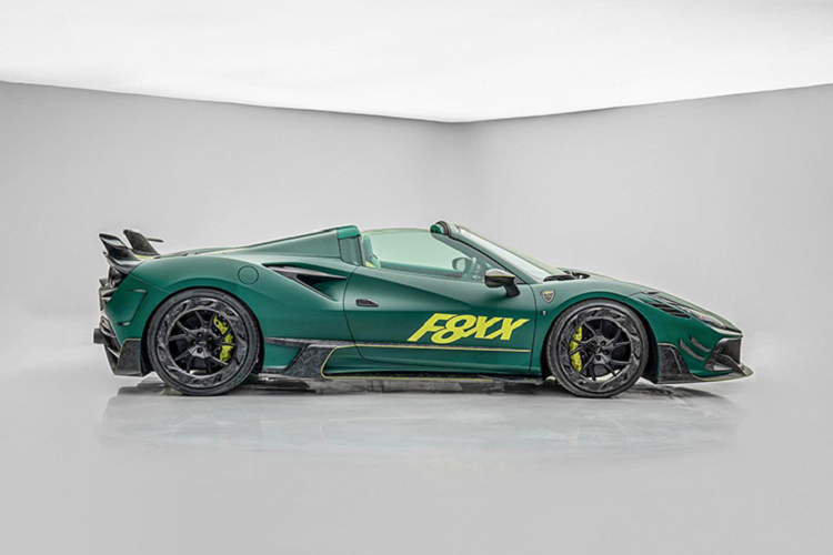 Tay nắm cửa cũng được thay bằng sợi carbon – một option có trên nhiều gói độ cho Ferrari F8. Bộ mâm mới mang đến diện mạo “gấu” hơn cho siêu xe này.