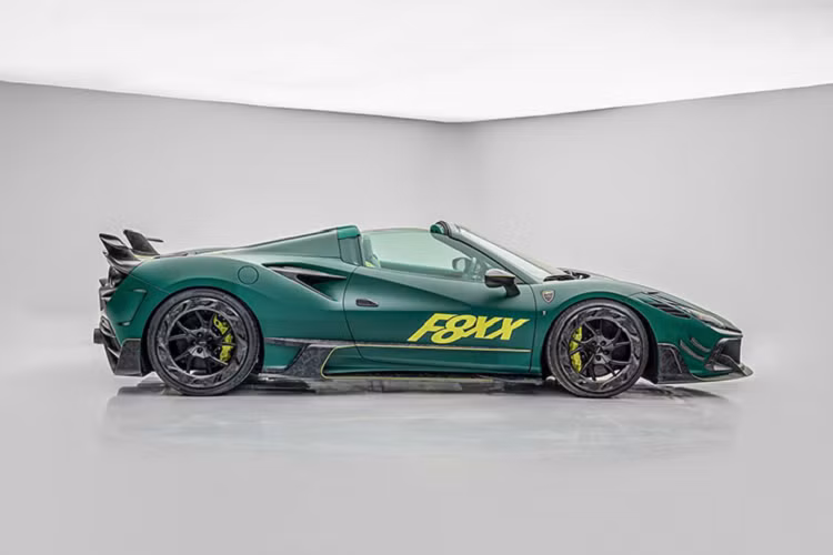 Tay nắm cửa cũng được thay bằng sợi carbon – một option có trên nhiều gói độ cho Ferrari F8. Bộ mâm mới mang đến diện mạo “gấu” hơn cho siêu xe này.