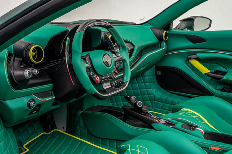 Nội thất chiếc Ferrari F8 Spider này được Mansory làm lại hoàn toàn với bề mặt bọc da màu xanh lá cây như ngoại thất, gồm ghế, táp-lô, táp-pi cửa và vô-lăng.