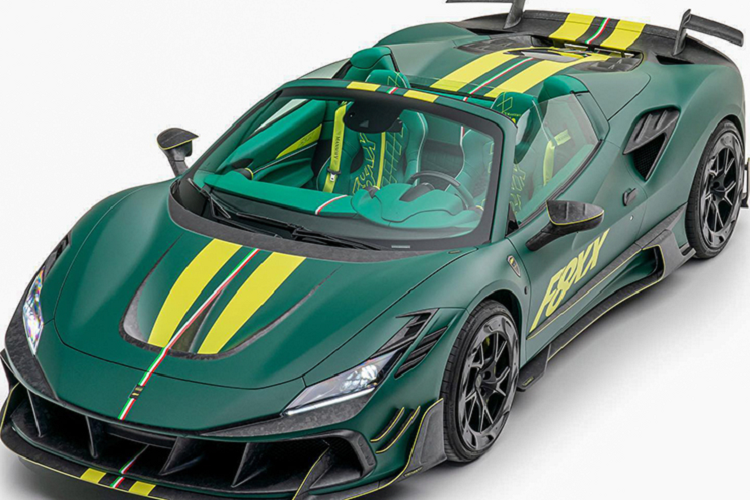 Phần đuôi xe của Mansory F8XX Spider, cánh gió nguyên bản thay mới bằng cánh gió carbon đúc có cấu hình tương tự song đi kèm hai cánh gió bên trên, lấy cảm hứng từ những chiếc Ferrari FXX K.