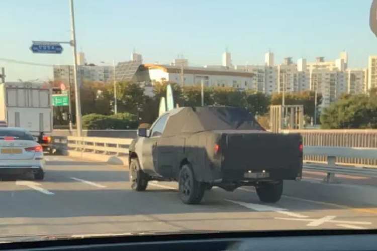 Theo nhiều nguồn tin, hãng xe Kia cũng sẽ không phát triển bán tải trên khung gầm CUV - unibody như mẫu xe "anh em" cùng tập đoàn là chiếc xe bán tải chạy phố Hyundai Santa Cruz.