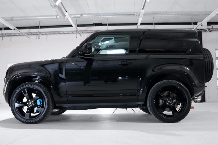 Từ đó, xe có thể tăng tốc từ 0 - 100 km/h chỉ trong 4,9 giây, trước khi chạm ngưỡng 240 km/h.