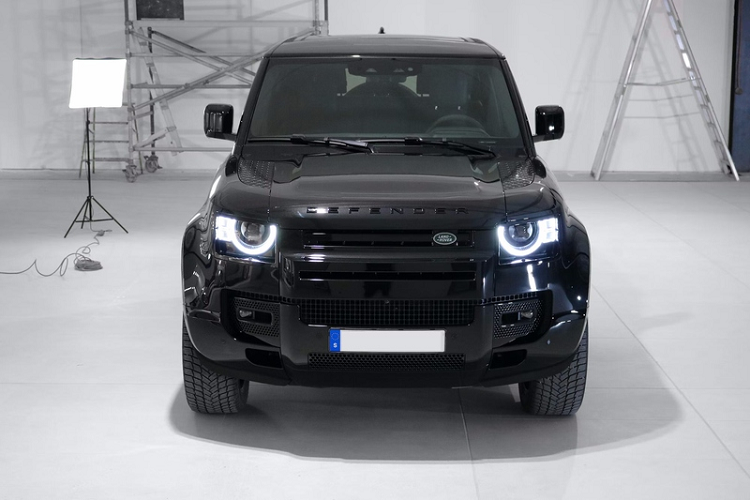 Điểm chung của cả 300 chiếc Land Rover Defender V8 Bond Edition là sở hữu một vẻ ngoài "đen toàn diện" với ngoại thất màu đen Santorini và gói Defender’s Extended Black Pack bổ sung nhiều chi tiết đen bóng cho mui xe, cửa sau, thanh bảo vệ phía trước và sau, lưới tản nhiệt phía trước, vòm bánh xe và tấm ốp thân dưới.