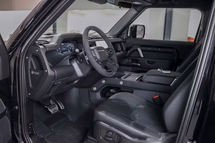 Đặc biệt, ngay từ khi mở cánh cửa của xe, người dùng sẽ được chiêm ngưỡng hệ thống đèn chào mừng có biểu tượng 007 thú vị, các huy hiệu 007 ở quanh xe và hệ thống thông tin giải trí của xe cũng mang giao diện tương tự.