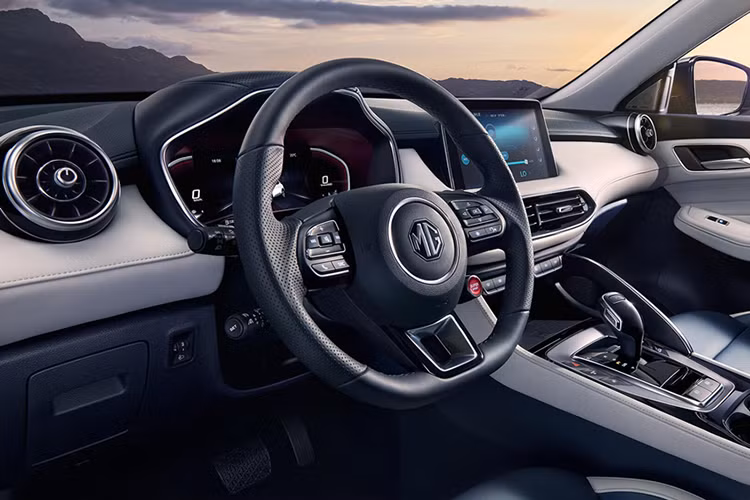 Tùy phiên bản, xe sẽ được trang bị màn hình cảm ứng 10 inch hoặc 12 inch. Thêm vào đó là cửa sổ trời toàn cảnh Panorama, ghế thể thao chỉnh điện, hệ thống định vị dùng công nghệ thực tế ảo và tính năng khởi động máy từ xa.