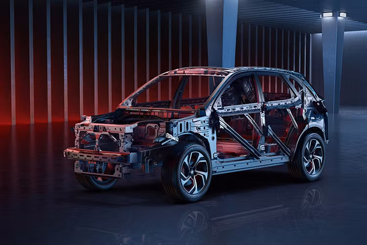 Lưới tản nhiệt này bị đánh giá là có thiết kế gợi liên tưởng đến xe Maserati và Aston Martin. Nằm hai bên lưới tản nhiệt là cụm đèn pha LED mới có thiết kế sắc sảo hơn. Tiếp đến là đèn sương mù trước được thiết kế dọc ở hai góc đầu xe. Ngoài ra, mẫu xe crossover MG HS 2022 còn có hốc gió trung tâm khá rộng và tấm ốp gầm giả dưới cản trước. Riêng nắp ca-pô của xe được thiết kế dốc dần xuống dưới.