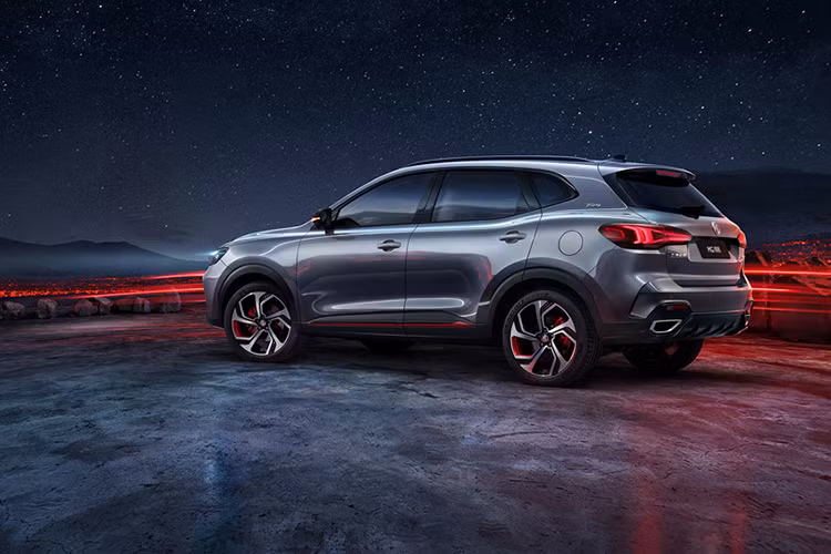 Bước sang phiên bản mới, HS được áp dụng ngôn ngữ thiết kế mới của thương hiệu MG, tương tự "người anh em" MG5. Điều này được thể hiện rõ qua thiết kế đầu xe với lưới tản nhiệt cỡ lớn, đi kèm các nan nằm dọc sơn màu đen bóng và uốn lượn mềm mại theo phong cách thác nước.