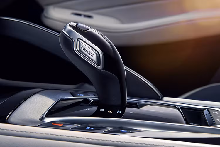 Không chỉ tiện nghi, bản cao cấp của mẫu crossover cỡ C này còn có gói công nghệ an toàn chủ động ADAS, bao gồm camera 360 độ, hệ thống phanh khẩn cấp tự động, hệ thống cảnh báo điểm mù, cảnh báo phương tiện cắt ngang khi lùi và hỗ trợ chuyển làn đường.