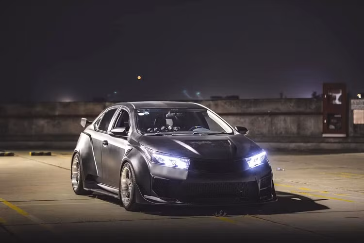 Bộ body kit cực hầm hố đã giúp chiếc xe sedan hạng C Toyota Corolla Altis biến thành mẫu xe thể thao 2 cửa, không chỉ thế, ngoại hình xe đã cực kỳ hầm hố với dàn áo thân rộng, bên trong khoang lái cũng được độ lại với vô lăng xe đua có thể tháo rời, 4 đồng hồ thể thao...