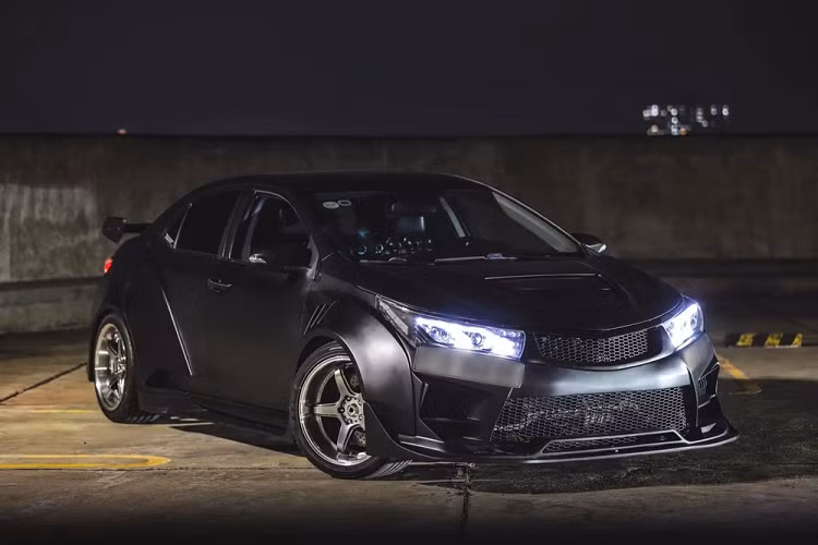 Cuối cùng là việc chủ xe remap lại động cơ nhằm tăng công suất cũng như hệ thống treo được nâng cấp lên loại thể thao. Nguyên bản dòng xe sedan hạng C Toyota Corolla Altis đời 2015 có 2 sự lựa chọn ở động cơ là 1.8 và 2.0 khác, trong đó, chiếc xe độ thuộc dòng 1.8G nên có công suất tối đa 138 mã lực và mô-men xoắn cực đại là 172 Nm.