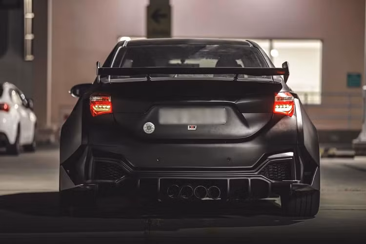 Mở cửa bước vào trong khoang lái chiếc xe Toyota Corolla Altis đời 2015 này, khách hàng sẽ không tìm thấy vô lăng 3 chấu đơn giản thay vào đó là vô lăng xe đua hiệu OMP có vẫn da lộn màu xanh tím bọc ngoài khá ấn tượng, theo phong cách, vô lăng này có thể tháo rời khi chủ xe không sử dụng. Ngoài ra, hình ảnh hiếm hoi của khoang lái cũng cho thấy chiếc xe đã được chủ nhân trang bị thêm 4 đồng hồ phong cách xe đua nhưng cụ thể từng đồng hồ chưa rõ là gì.