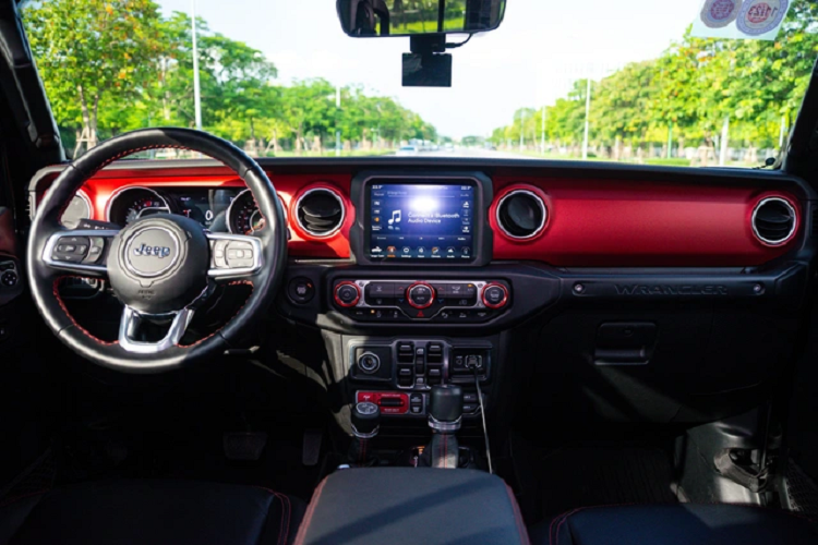 Vô lăng 3 chấu tích hợp các nút bấm đàm thoại rảnh tay cùng hệ thống kiểm soát hành trình Cruiser Control.