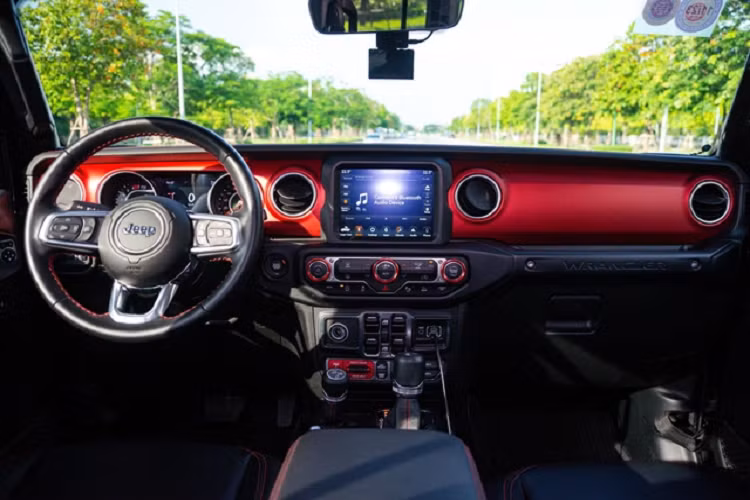 Vô lăng 3 chấu tích hợp các nút bấm đàm thoại rảnh tay cùng hệ thống kiểm soát hành trình Cruiser Control.