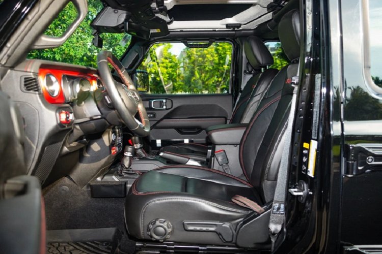 Trong đó, cửa bên dưới lắp bánh dự phòng mở theo phương ngang. Cửa kính có thể mở lên trên và có thanh chống thủy lực cố định. Khoang hành lý của Jeep Wrangler có dung tích hơn 890 lít.