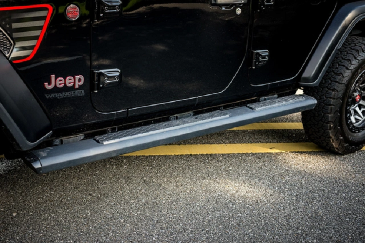 Đầu xe gây ấn tượng với lưới tản nhiệt cỡ lớn gồm 7 thanh đặt dọc, đèn chiếu sáng tròn full-LED kết hợp cùng cản trước hầm hố. Hệ thống đèn sương mù phía dưới đã được độ lại nhằm tăng khả năng chiếu sáng cho chiếc xe khi đi vào những cung đường khó.