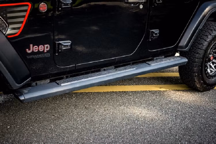 Đầu xe gây ấn tượng với lưới tản nhiệt cỡ lớn gồm 7 thanh đặt dọc, đèn chiếu sáng tròn full-LED kết hợp cùng cản trước hầm hố. Hệ thống đèn sương mù phía dưới đã được độ lại nhằm tăng khả năng chiếu sáng cho chiếc xe khi đi vào những cung đường khó.