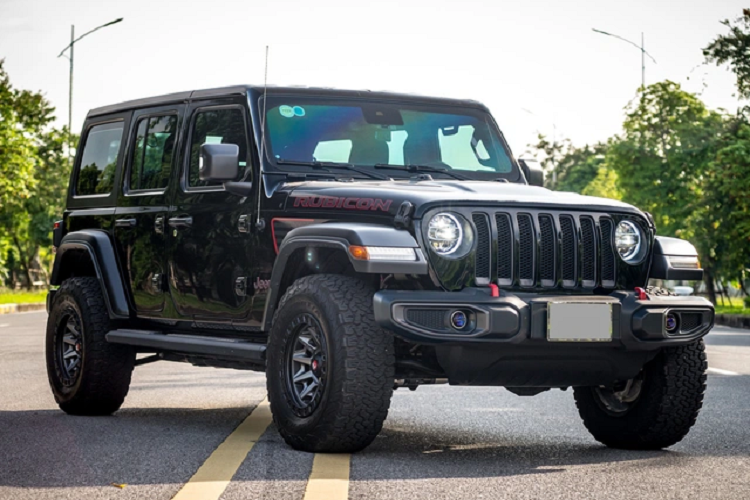 Một chiếc Jeep Wrangler bản cao cấp nhất - Rubicon 5 cửa đời 2020 đã xuất hiện trên thị trường xe cũ với mức giá 3 tỷ 350 triệu đồng sau khi lăn bánh gần 15.000 km.