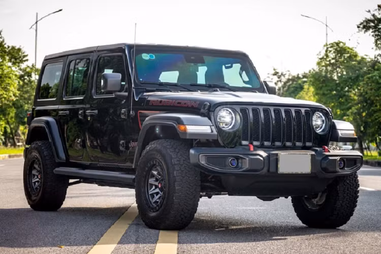 Một chiếc Jeep Wrangler bản cao cấp nhất - Rubicon 5 cửa đời 2020 đã xuất hiện trên thị trường xe cũ với mức giá 3 tỷ 350 triệu đồng sau khi lăn bánh gần 15.000 km.