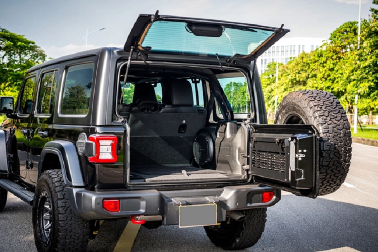 Đuôi xe sở hữu đèn hậu LED đơn giản hình chữ nhật và nằm đối xứng hai bên. Cửa phía sau của xe gồm 2 phần.