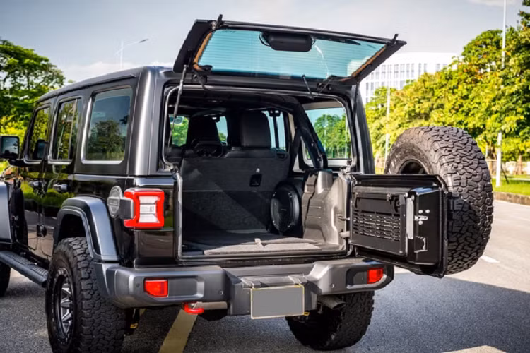 Đuôi xe sở hữu đèn hậu LED đơn giản hình chữ nhật và nằm đối xứng hai bên. Cửa phía sau của xe gồm 2 phần.